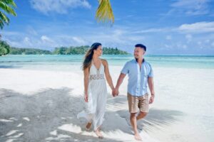 Couple Photoshooting on Moorea Island